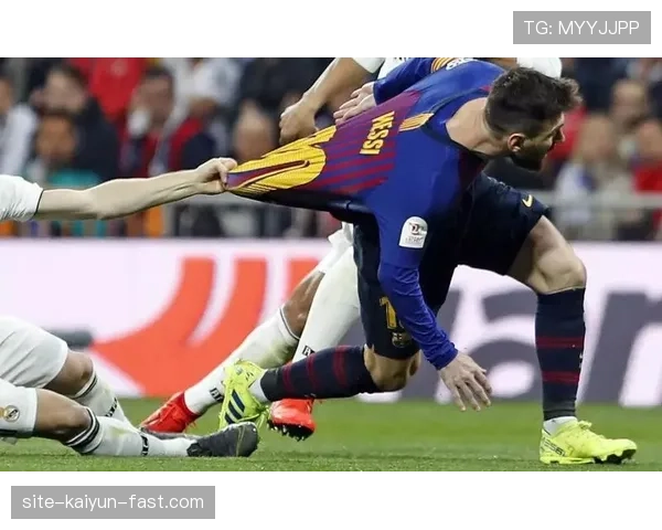 巴萨进攻看似流畅，实则越踢越扁平，纵深和变化全丢了