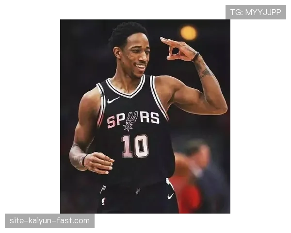 库杜斯中场与边锋切换的战术角色解析